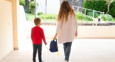 Al dejar al niño en la escuela, la madre escucha de otros padres decir que apesta