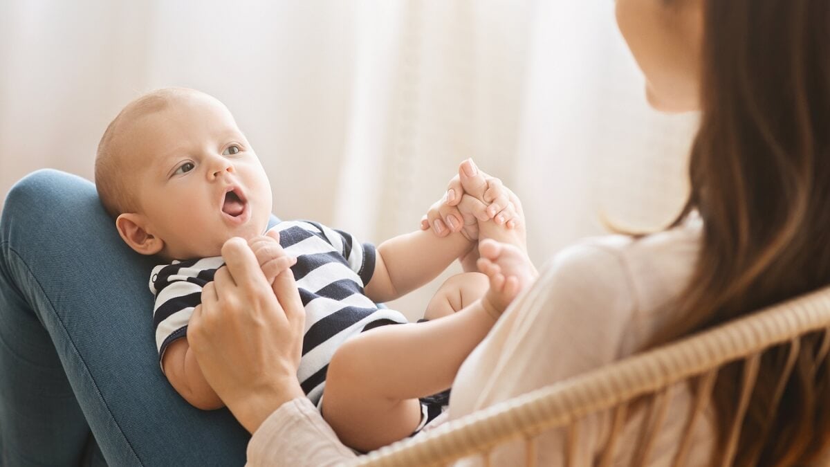 Sprachentwicklung bei Kindern - Mutter mit Baby