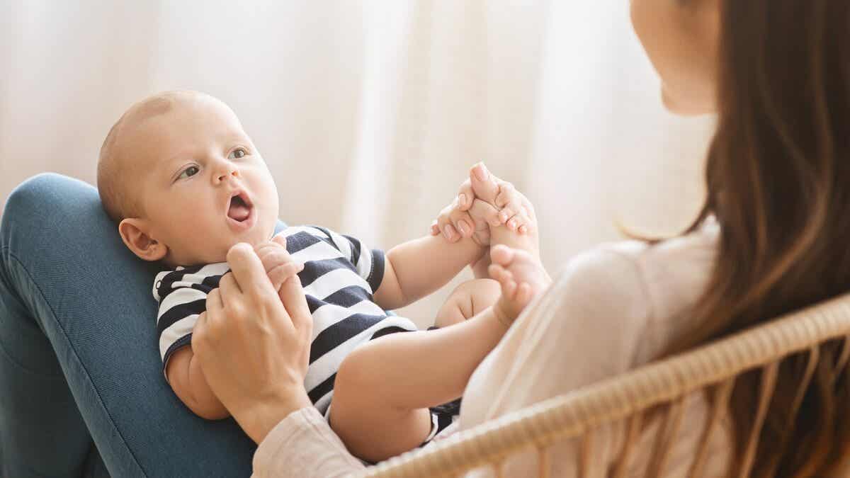 Sprachentwicklung bei Kindern - Mutter mit Baby