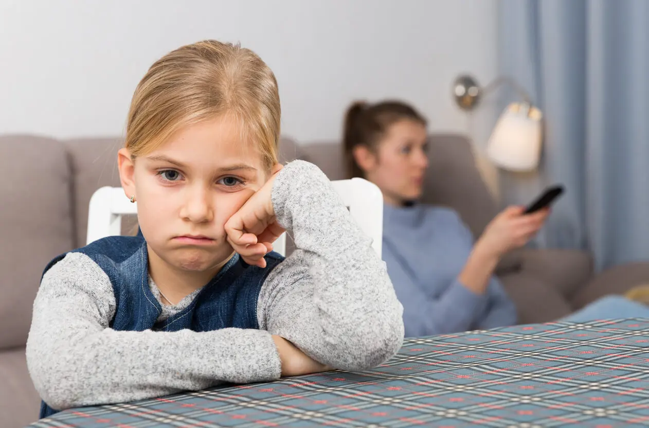 Madre indiferente con su hija.