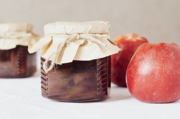 ¿Cómo preparar manzanas en almíbar?