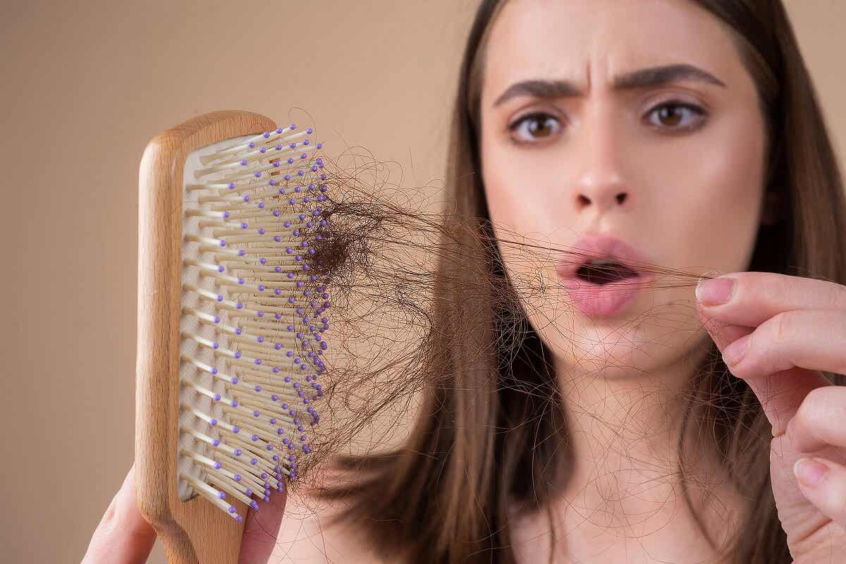 ¿Por qué ocurre la caída del cabello en el postparto?