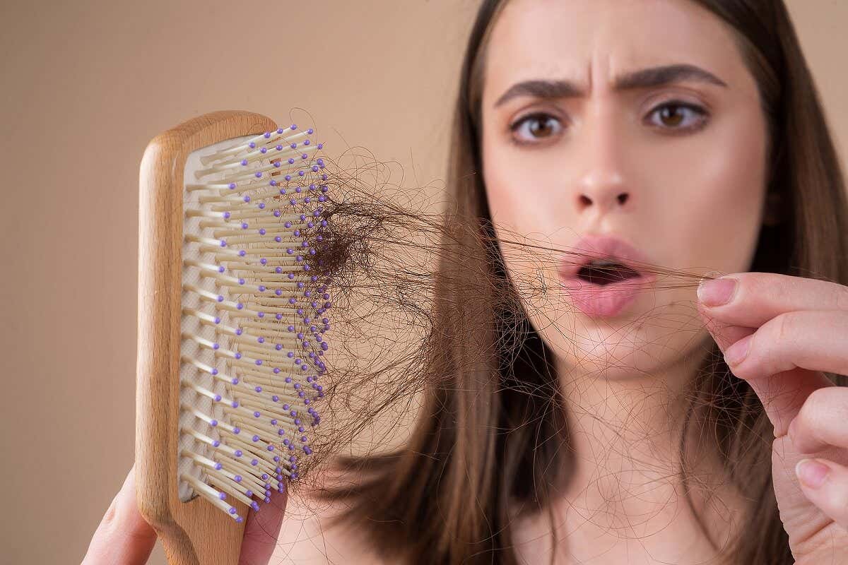 Mujer preocupada por la caída del cabello.