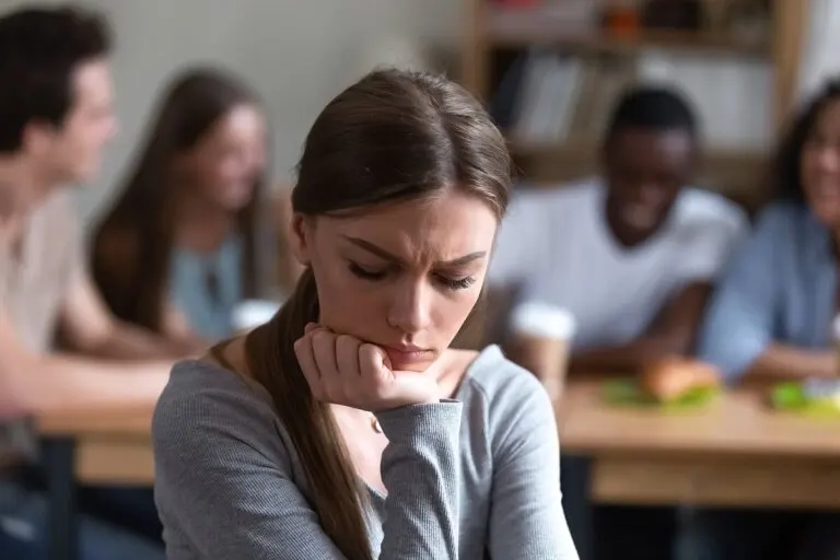 Cómo dejar de sentirse intimidado al tratar con otras personas