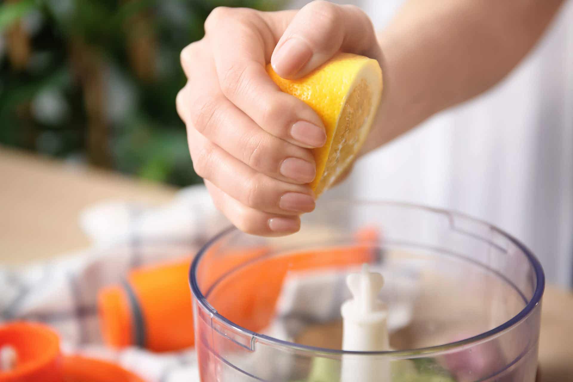 Le jus de citron est utilisé pour enlever les taches d'huile du sol.