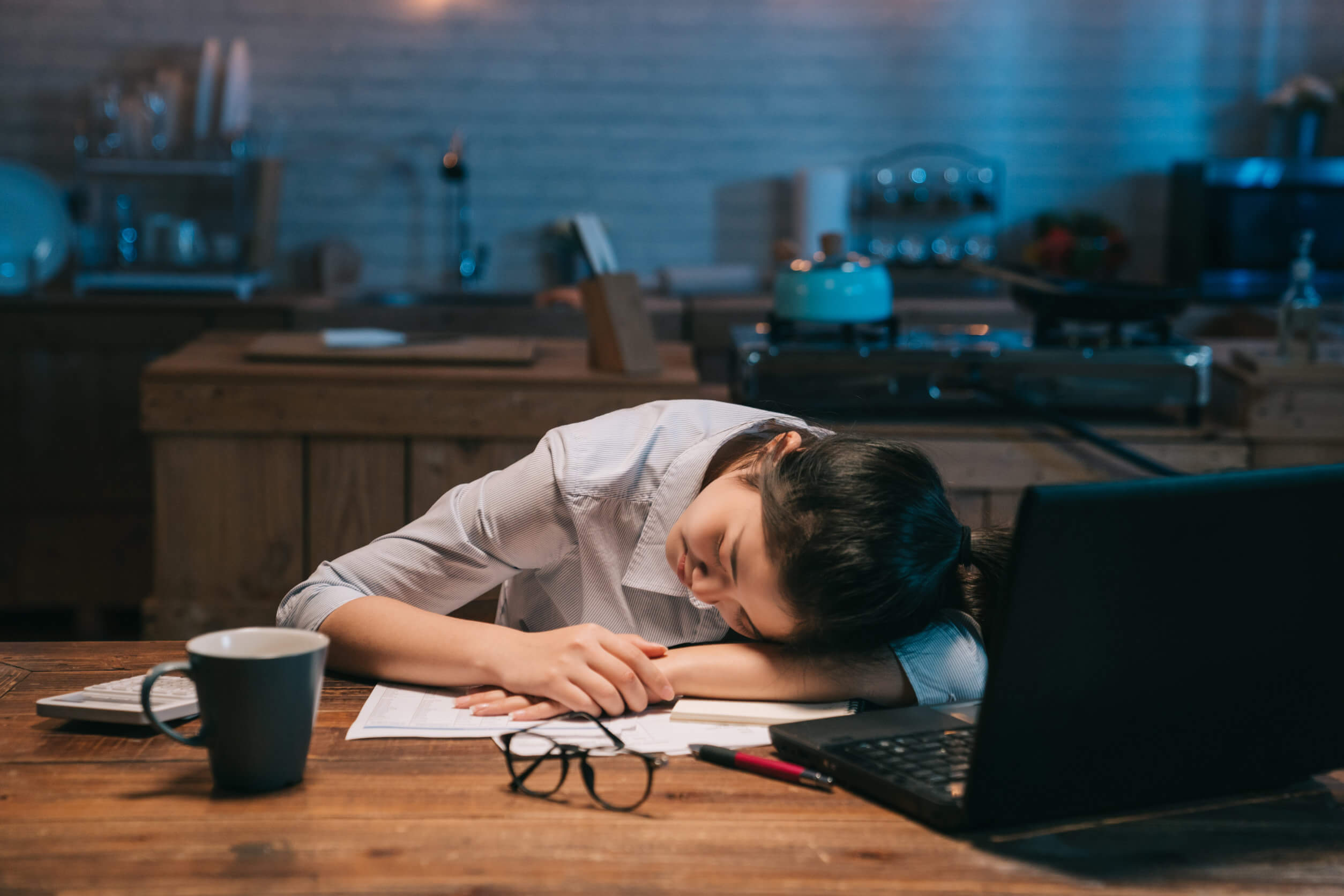 Bubble-Worker-Syndrom - Frau schläft auf dem Schreibtisch