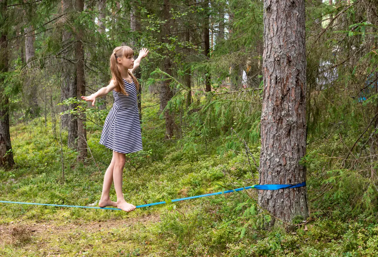 Bambina sulla slackline.