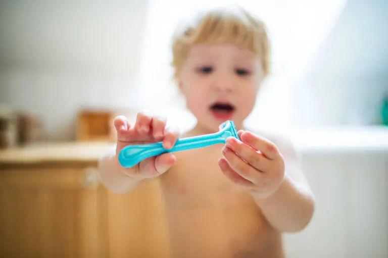 7 posibles riesgos que tienen los bebés y los niños en un baño