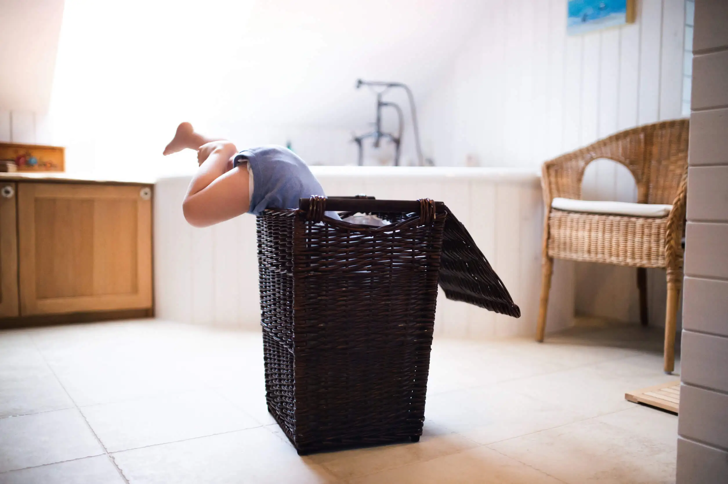 7 posibles riesgos que tienen los bebés y los niños en un baño