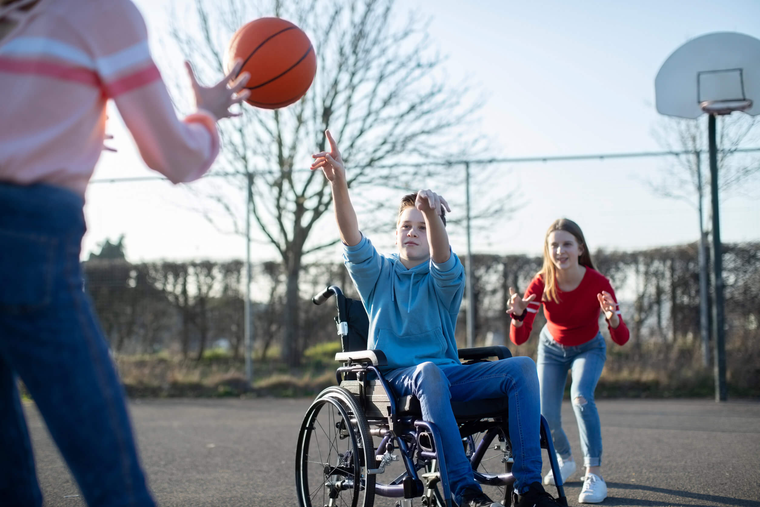 Mobilitätseinschränkungen - Kind spielt Rollstulbasketball