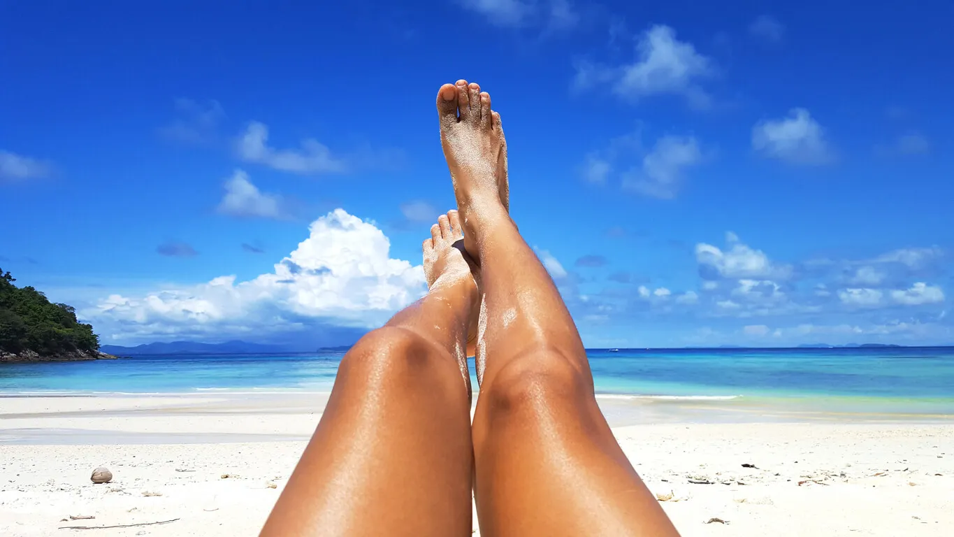 Bronceado en las piernas.