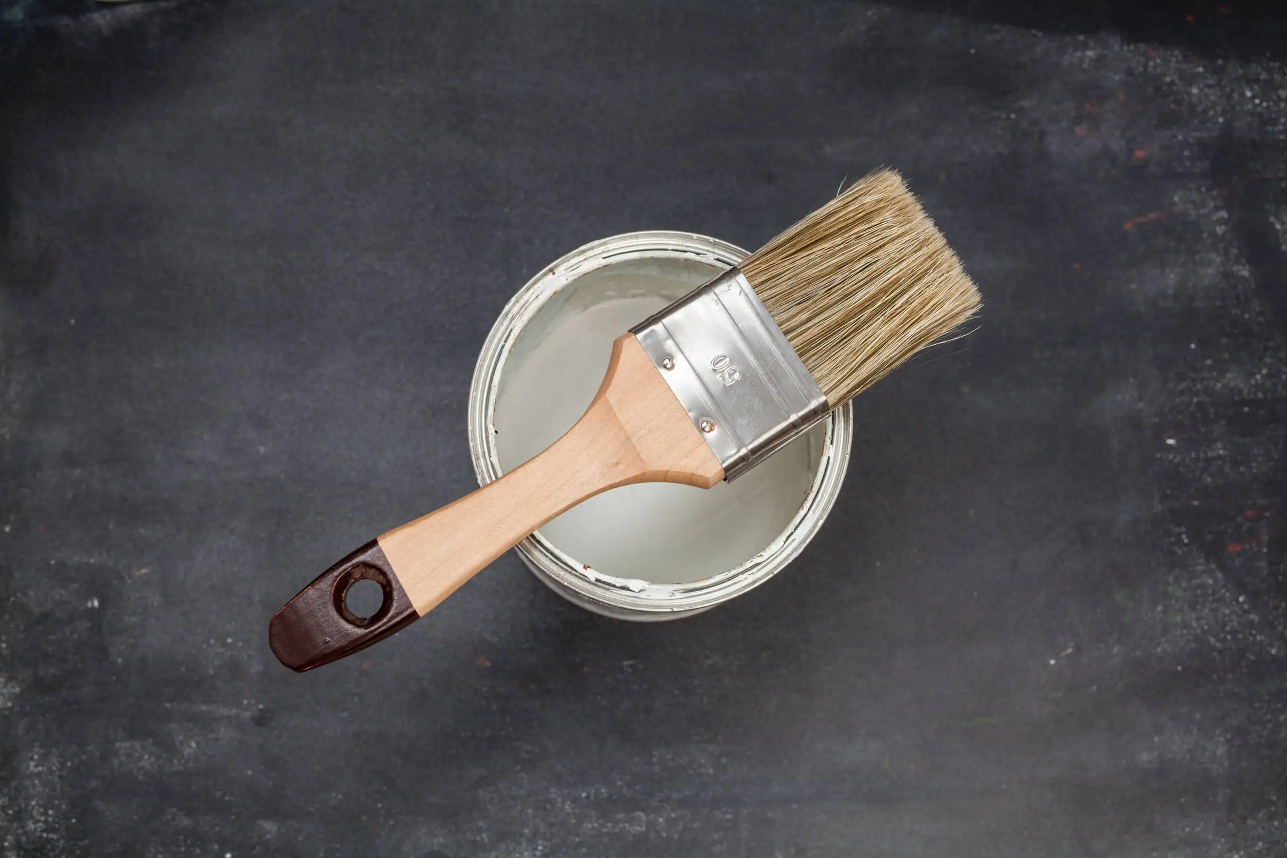 Pintura blanca para azulejos.