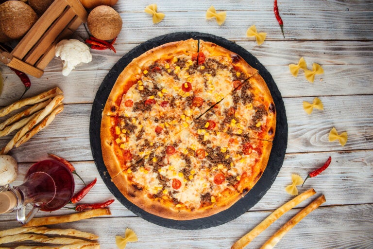 Bolognese pizza: easy and delicious recipe