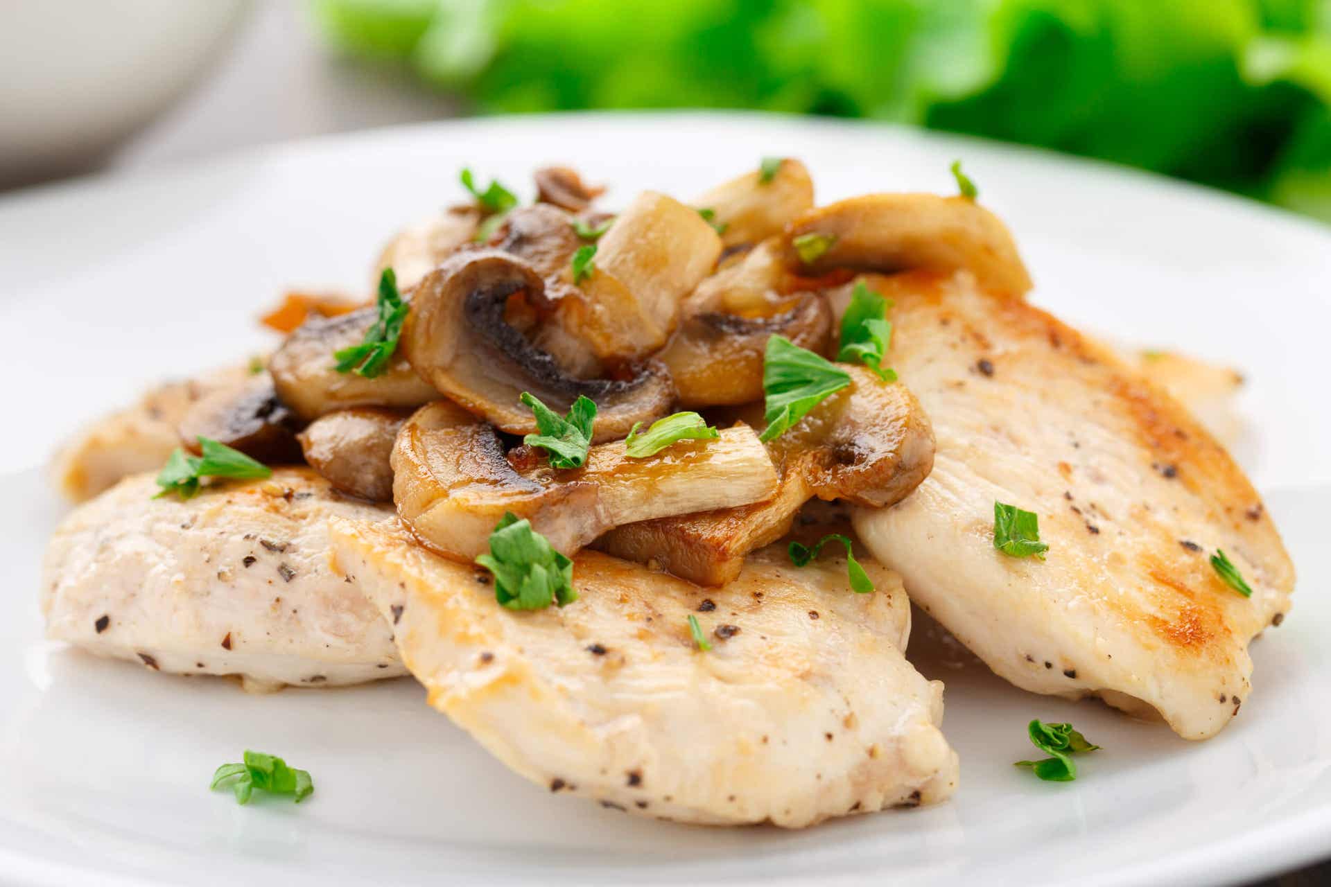 Petto di pollo con panna e funghi può usare vari condimenti