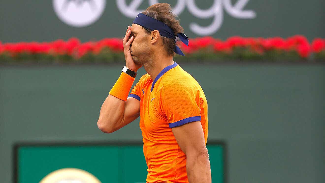 Rafael Nadal - mit einer Hand vor dem Gesicht