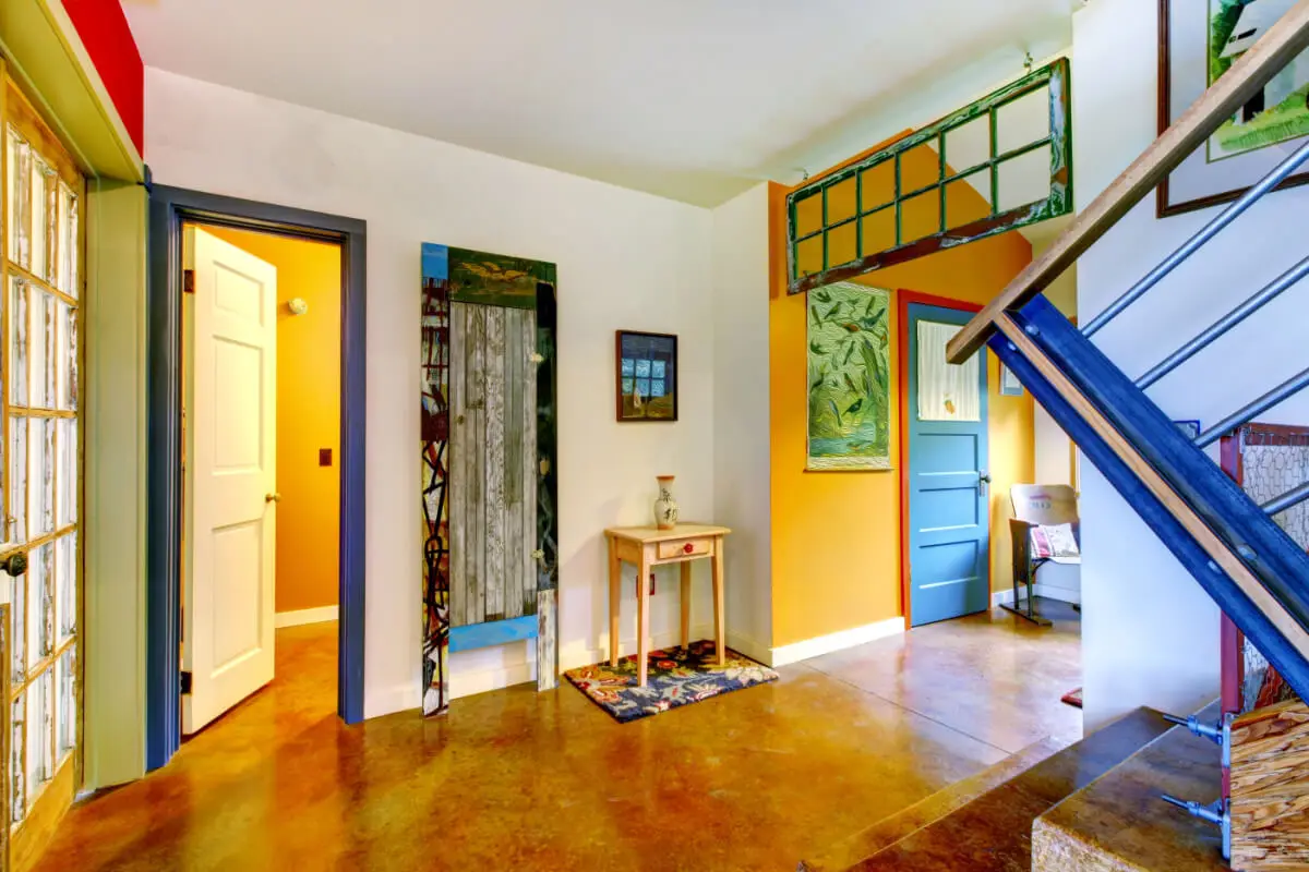Decoración artística en el recibidor de una casa