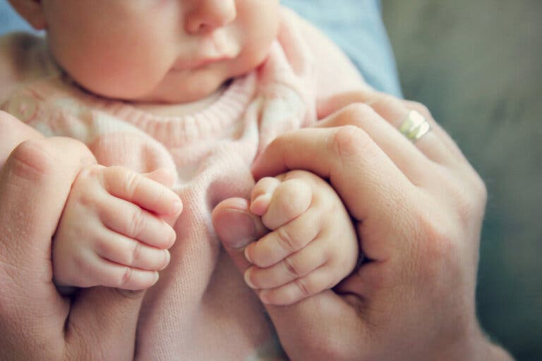 ¿En qué consiste el reflejo de prensión en los bebés?