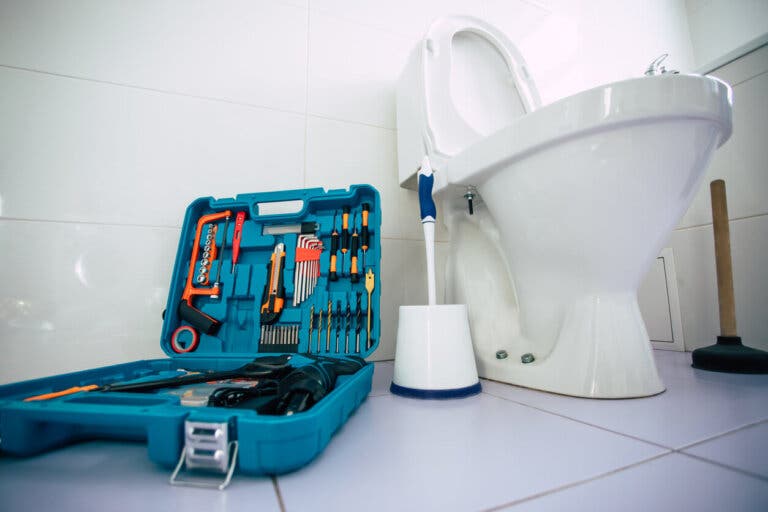 Cómo identificar y reparar una fuga de agua en el sanitario