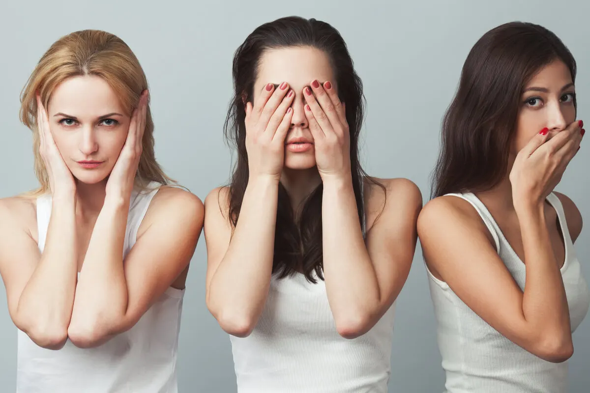 Mujer expresa emociones