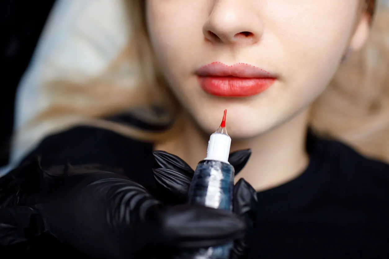 Lip Blushing - Frau bei der Behandlung