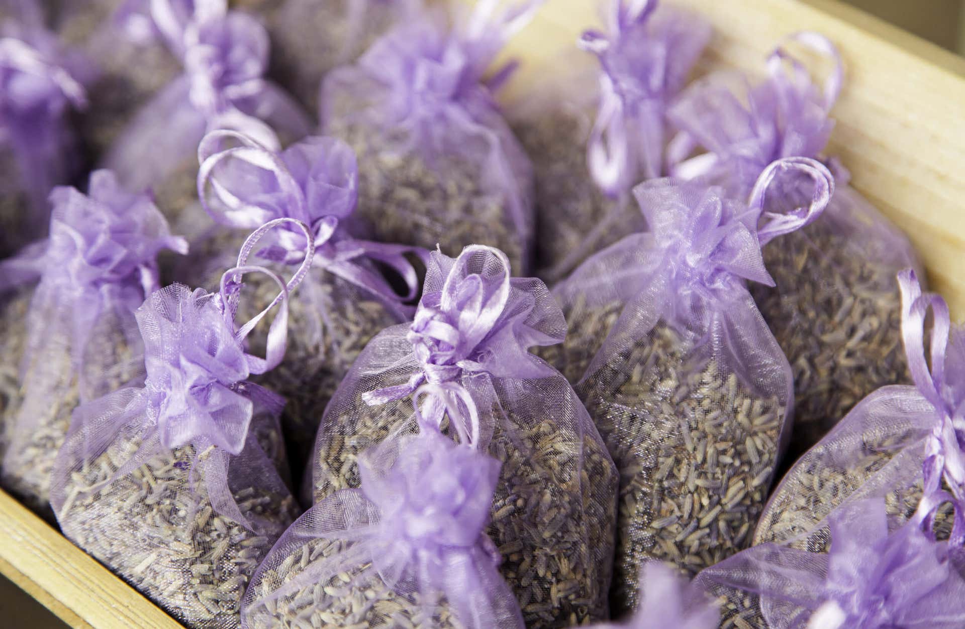Zuhause wirkt schmutzig - Säckchen mit getrocknetem Lavendel