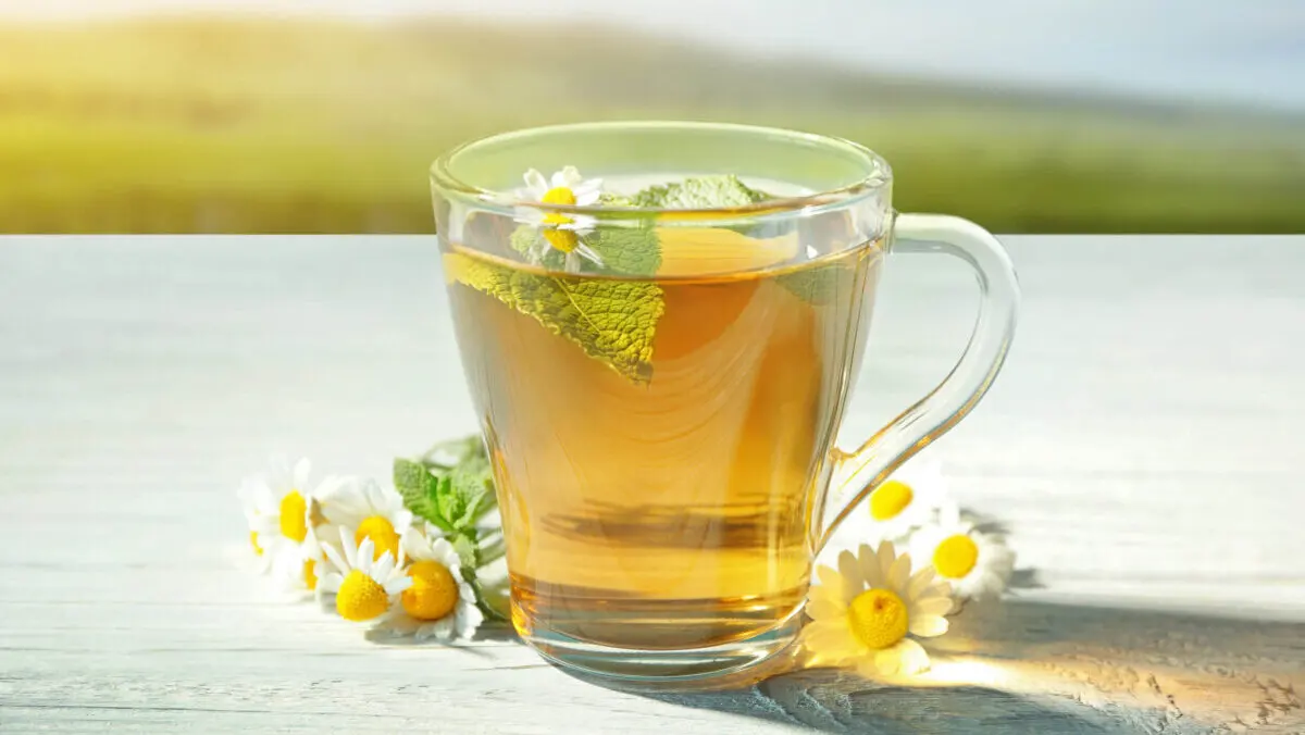 Taza con manzanilla sobre una mesa.