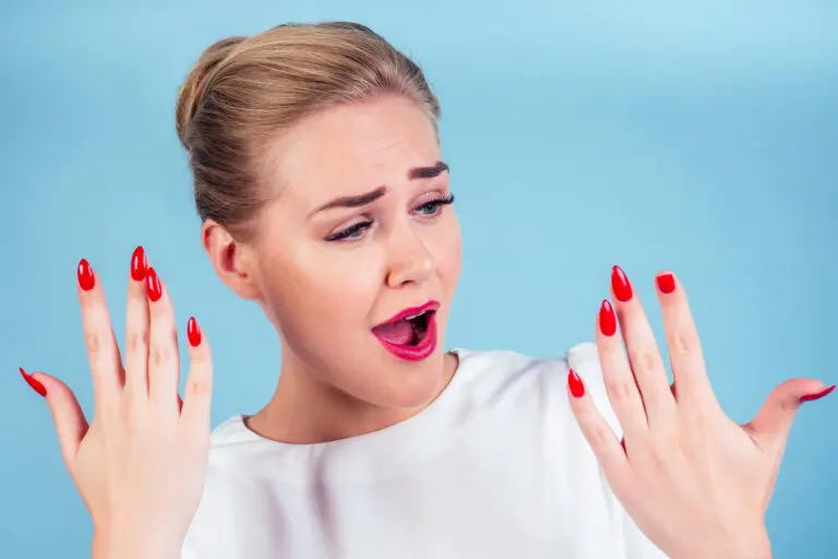 ¿Por qué se produce el dolor en las uñas acrílicas?