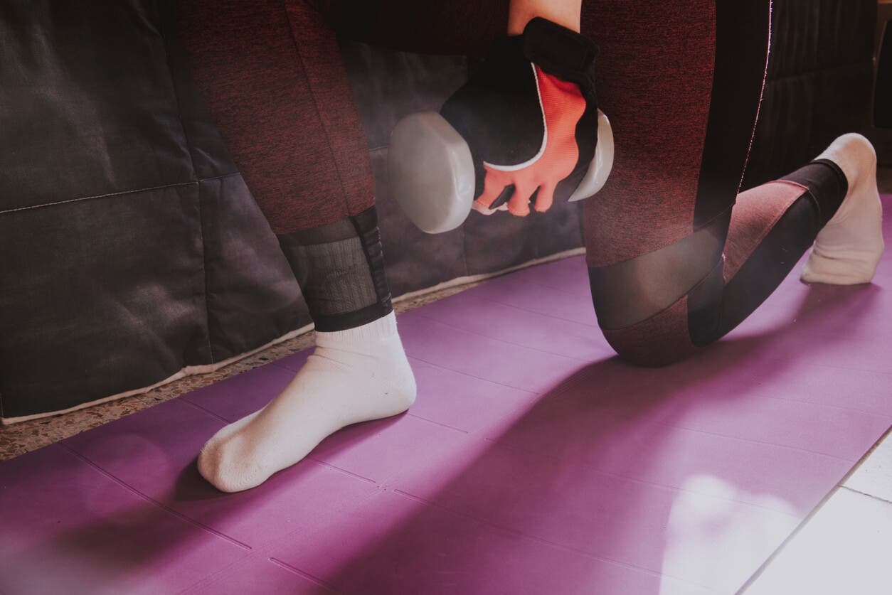 Zancada con mancuernas.