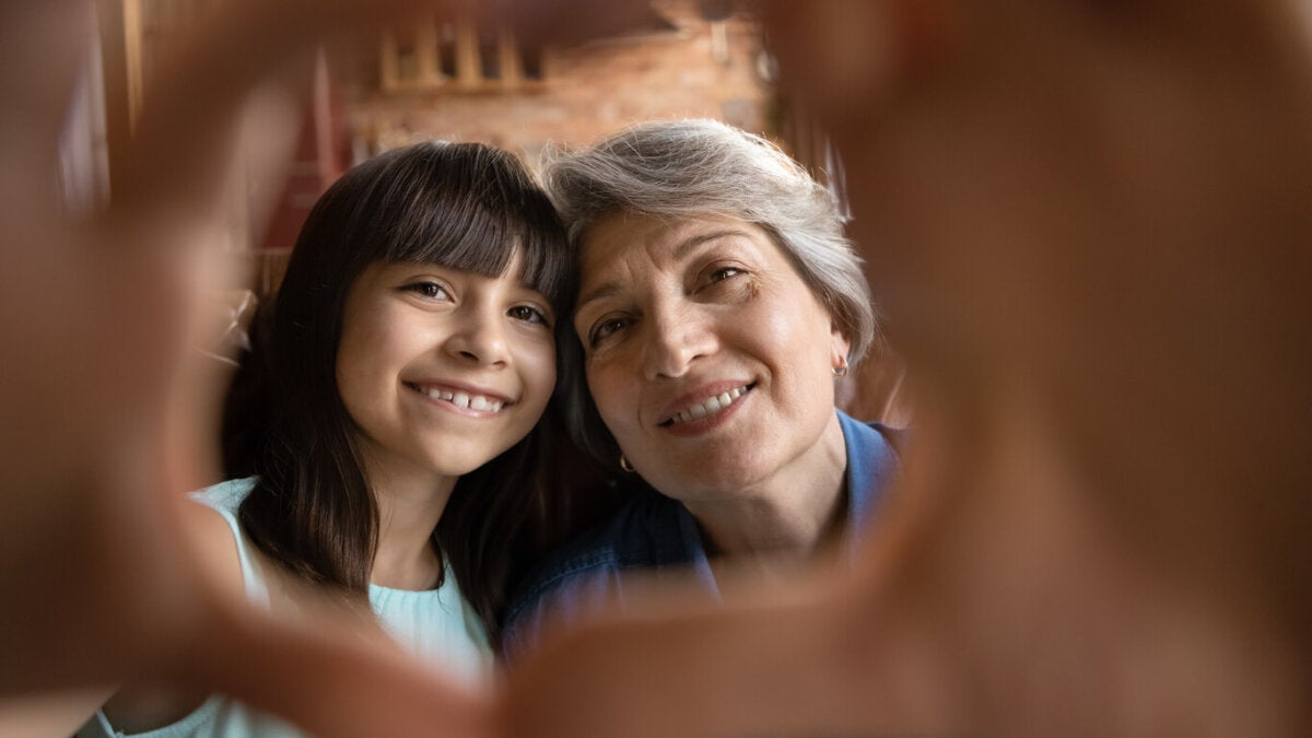 La figura de la abuela materna: ¿por qué es tan importante?