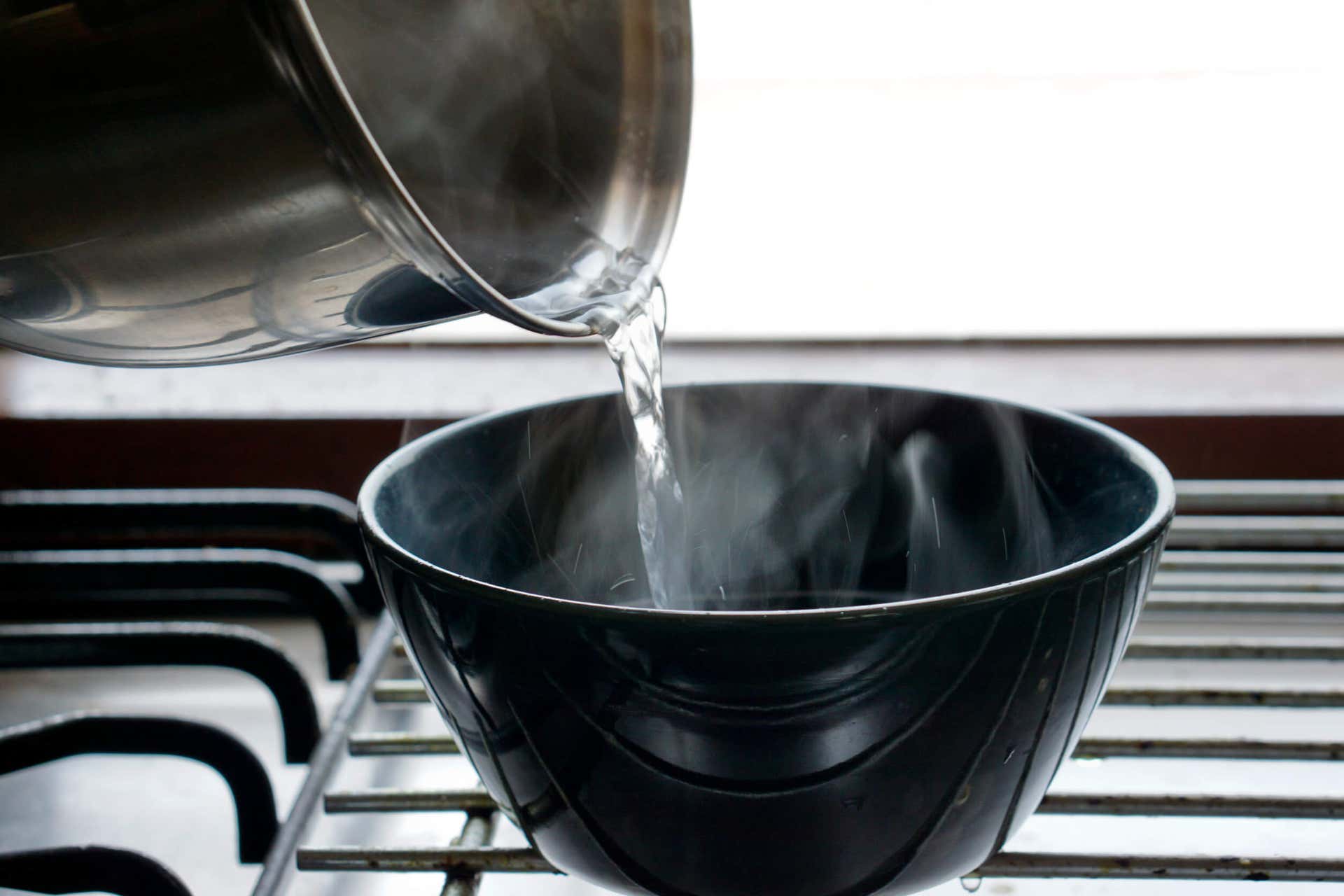 El agua caliente sirve para eliminar las pulgas de casa