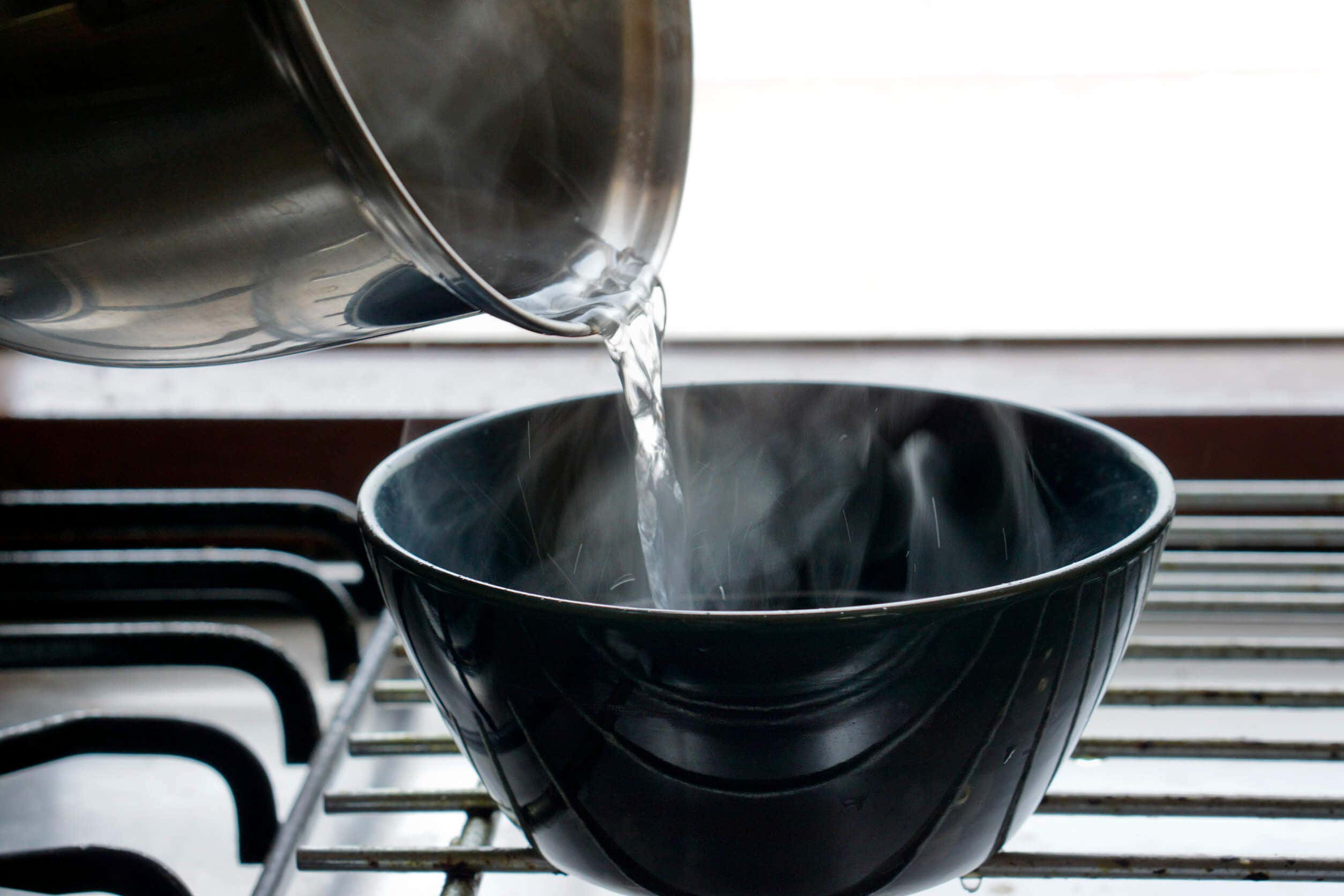L'eau chaude est utilisée pour éliminer les puces de la maison