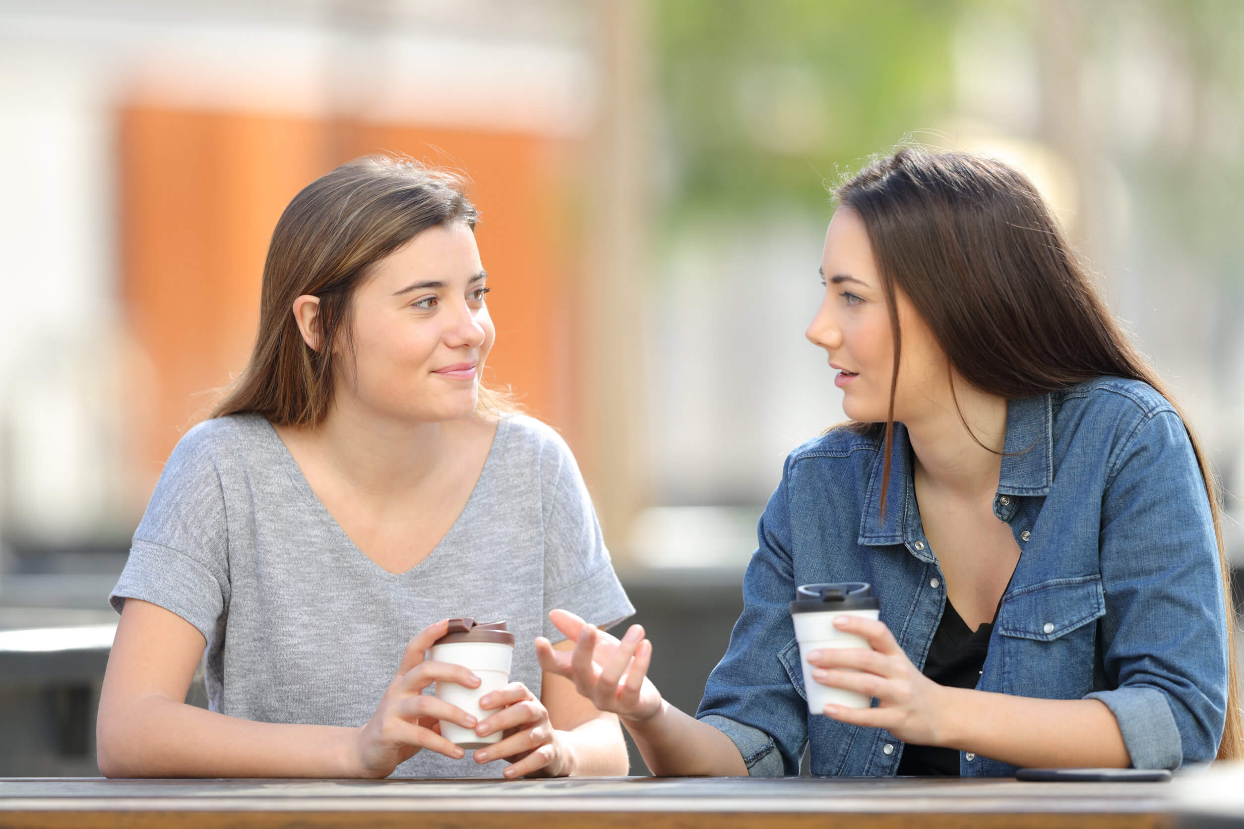 Ankereffekt - zwei junge Frauen im Gespräch