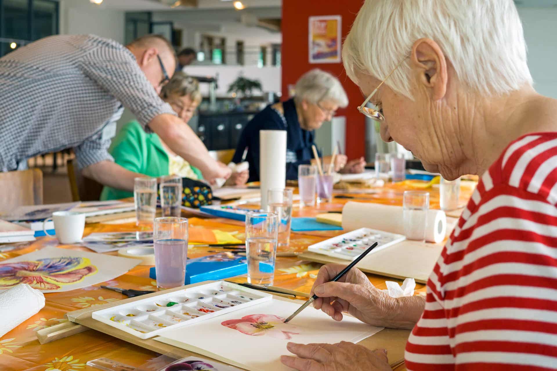 Altersdemenz - ältere Menschen beim Malen