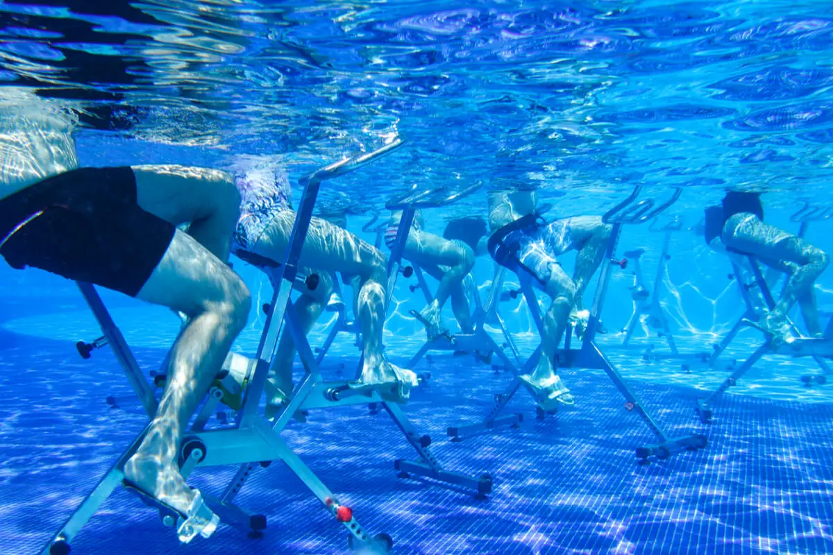 El aquabiking es una linda experiencia para probar en el verano.