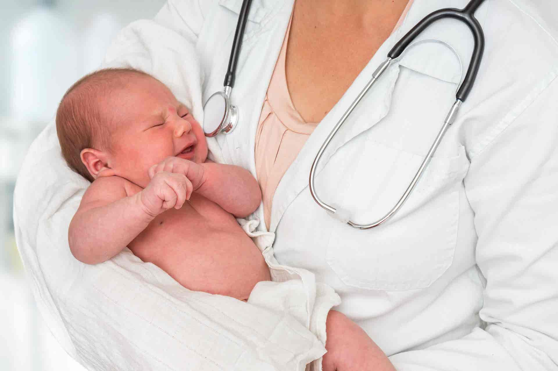 Vorhautverengung - Ärztin hat ein Baby im Arm