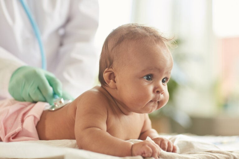 ¿Por qué hay que evitar bajar la piel del pene de los bebés?