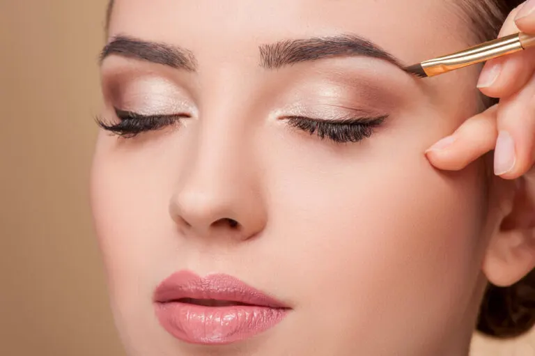 Perfilado de cejas: en qué consiste y cómo hacerlo