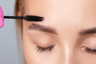 Cepillo para cejas: lo que debes saber sobre su uso y su limpieza