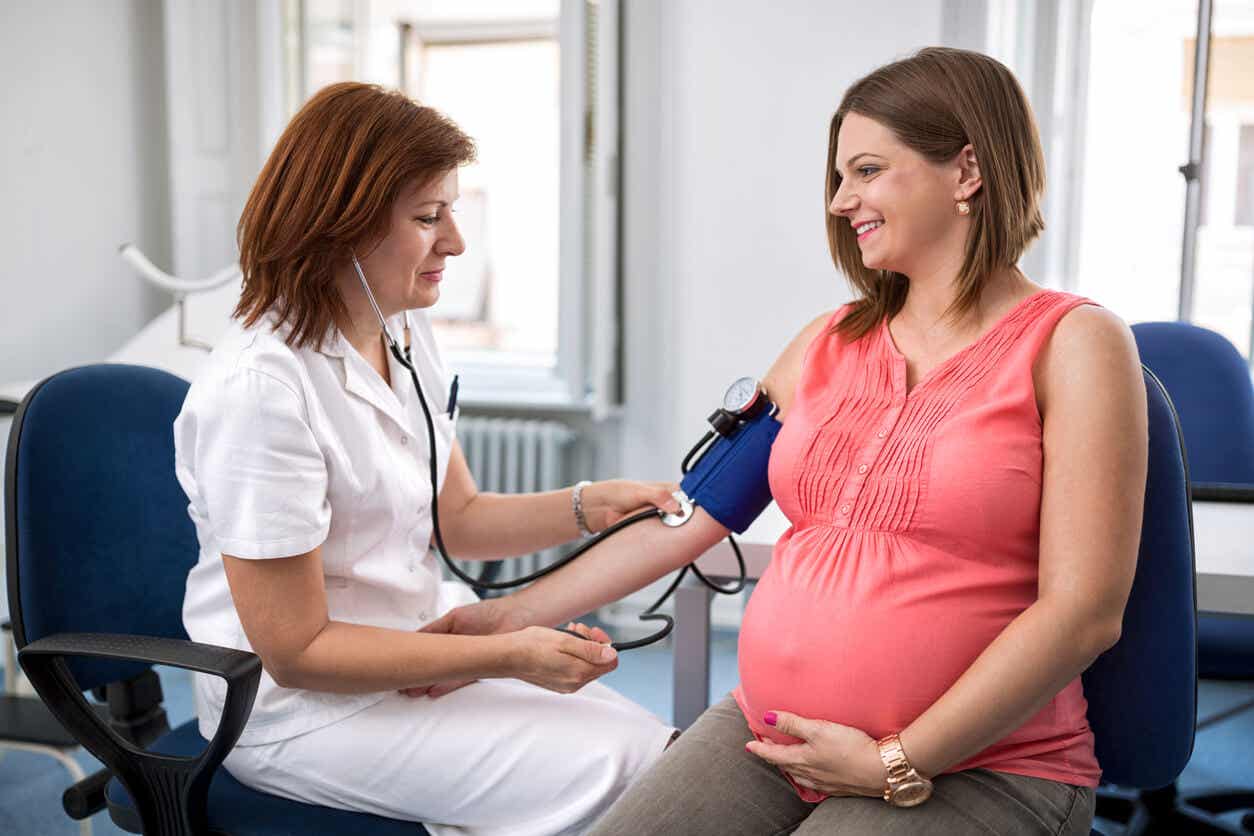 Thrombophilie - Schwangere Frau wird ärztlich untersucht