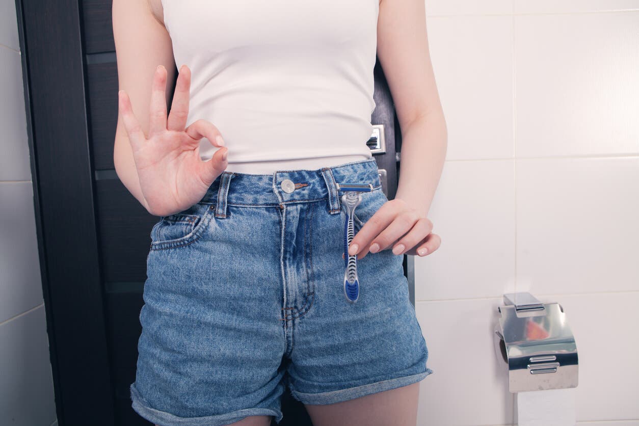 Épilation au rasoir.