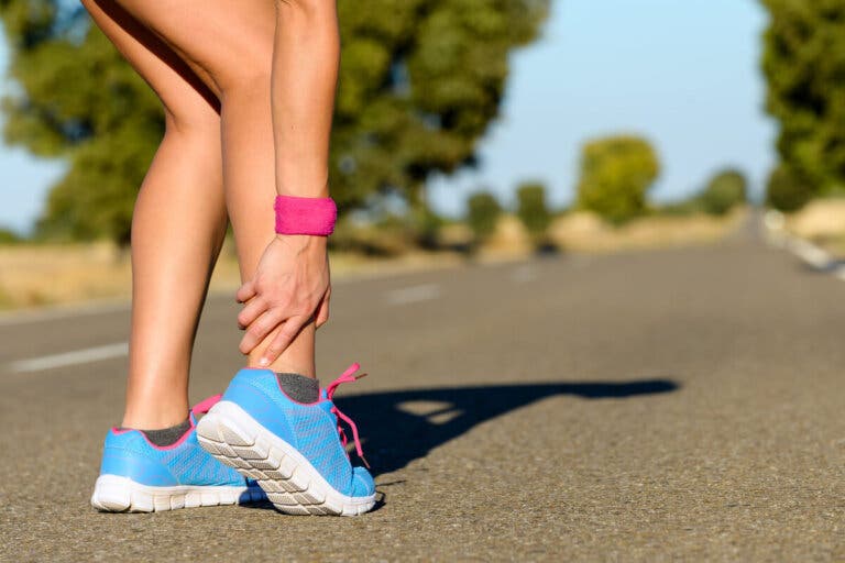Tendinitis peronea: causas, síntomas, tratamiento y más