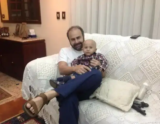 El padre y el niño con cáncer.