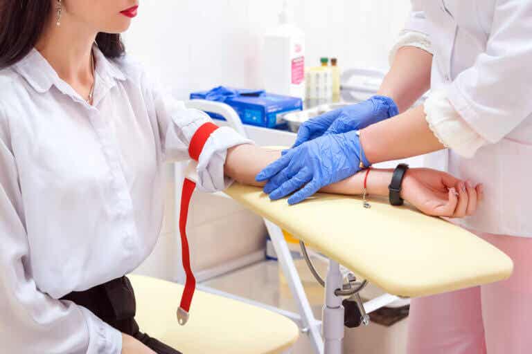 ¿Cuál es el procedimiento correcto para la extracción de sangre arterial?