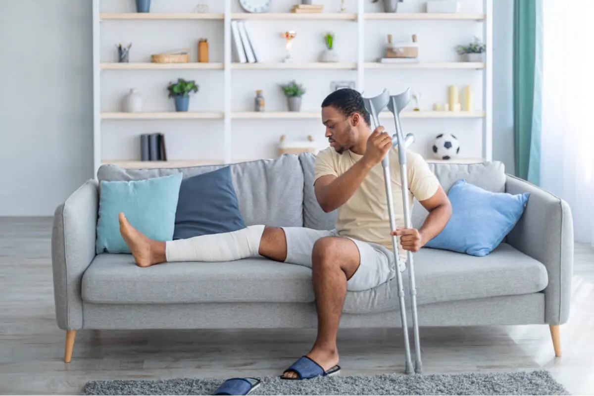 Futbolista se recupera de una fractura de tibia y peroné en casa.