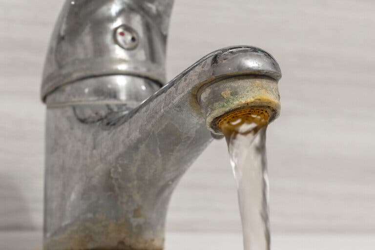 ¿Qué son las manchas de agua dura y cómo eliminarlas?