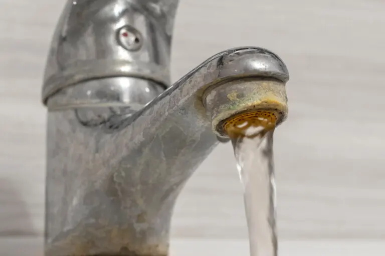 ¿Qué son las manchas de agua dura y cómo eliminarlas?