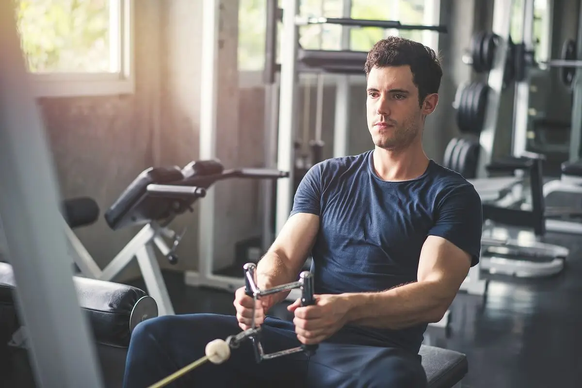 Mężczyzna na siłowni.