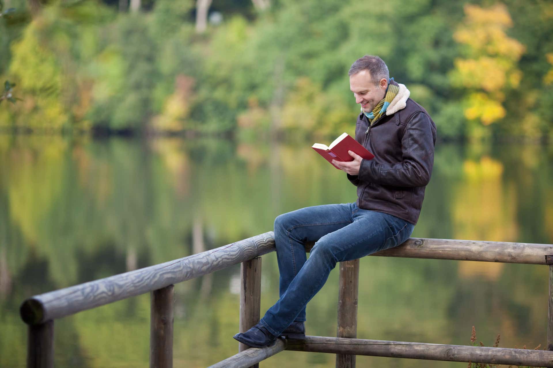 Lesen fördert die geistige Gesundheit - Mann mit einem Buch