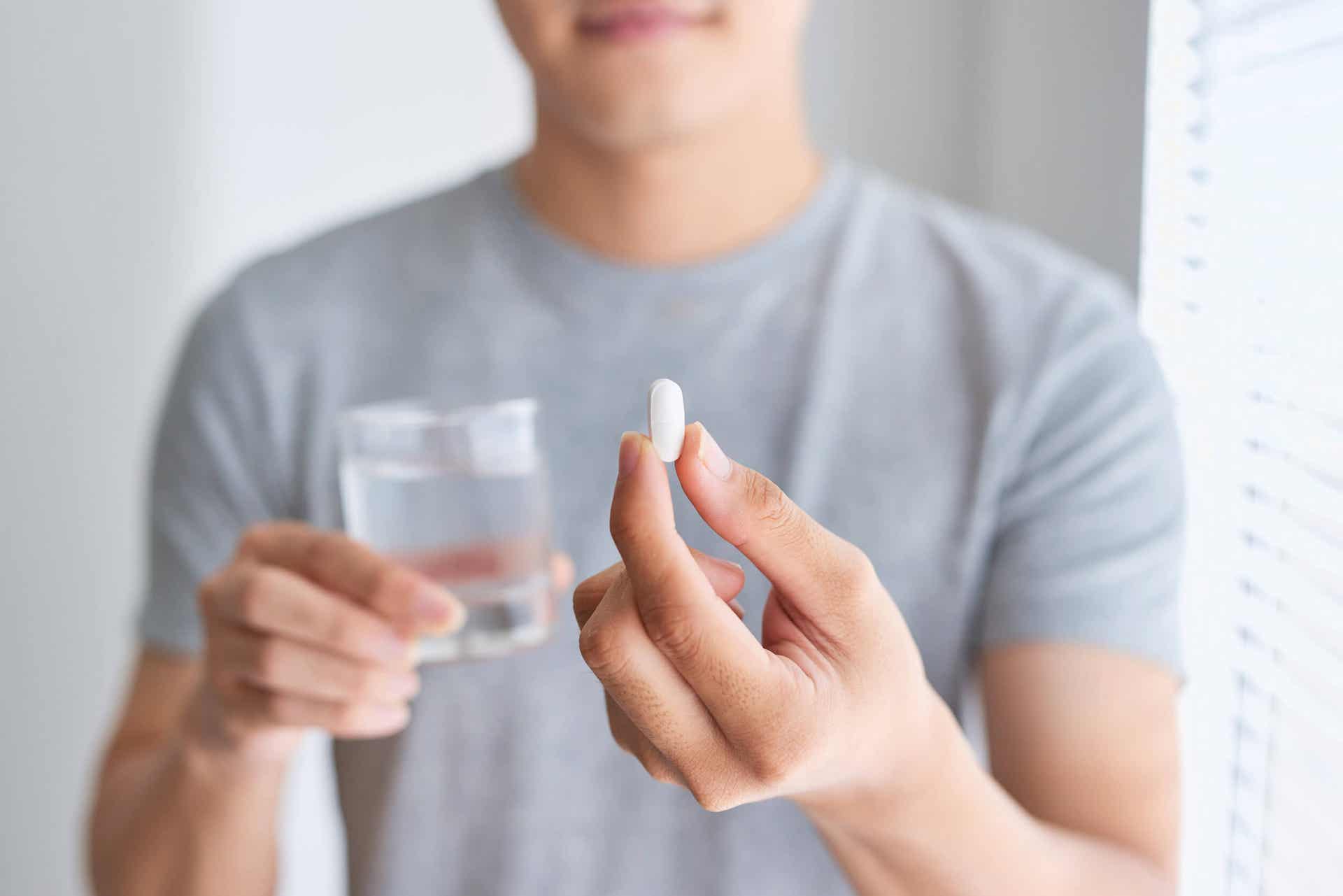 Enterogermina - Mann mit einer Tablette