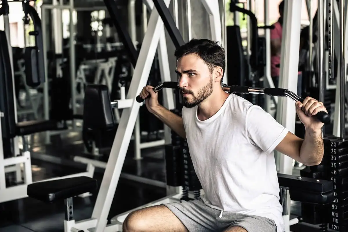 Hombre asiste a gimnasio.